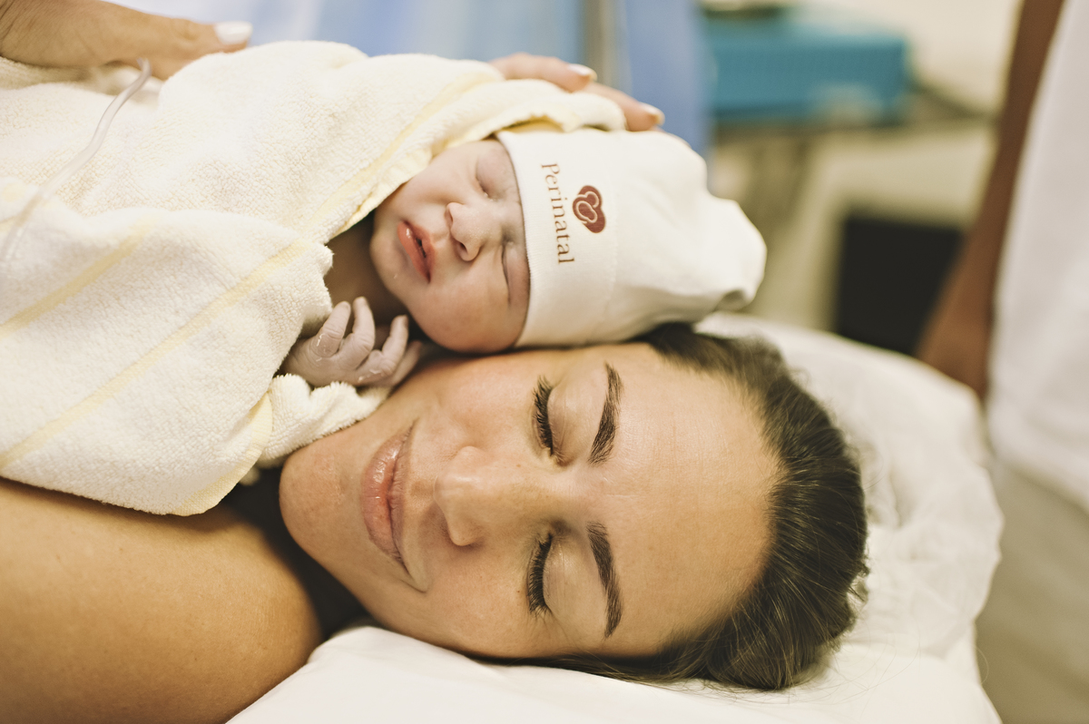 foto de parto, fotos na maternidade, parto, cesárea, nascimento, registro do nascimento, foto com emoção, registro do parto, perinatal da barra, parto com emoção, fotografia  de parto, nascimento, foto com emoção, parto emocionante, registro do parto