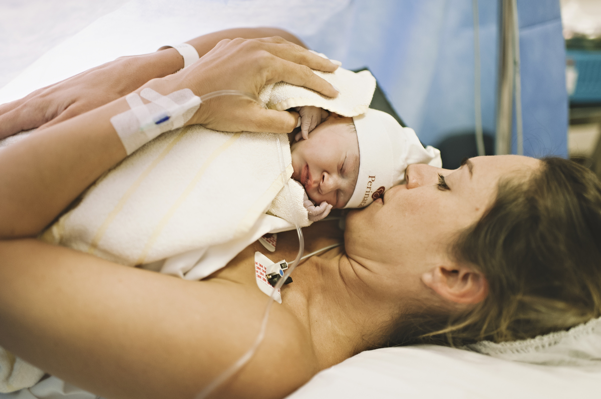 foto de parto, fotos na maternidade, parto, cesárea, nascimento, registro do nascimento, foto com emoção, registro do parto, perinatal da barra, parto com emoção, fotografia  de parto, nascimento, foto com emoção, parto emocionante, registro do parto