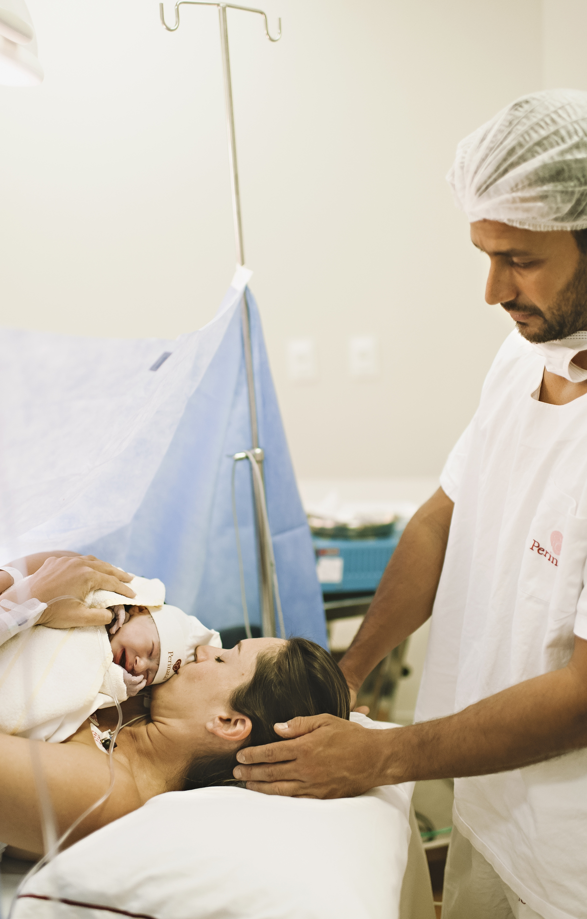 foto de parto, fotos na maternidade, parto, cesárea, nascimento, registro do nascimento, foto com emoção, registro do parto, perinatal da barra, parto com emoção, fotografia  de parto, nascimento, foto com emoção, parto emocionante, registro do parto