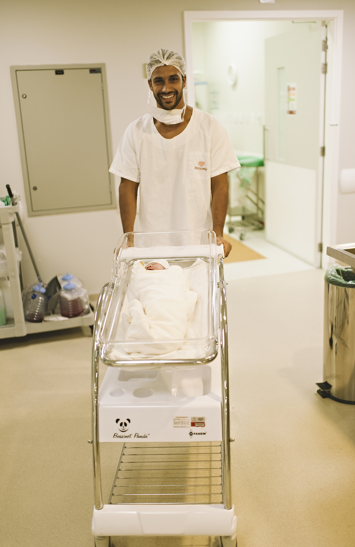 foto de parto, fotos na maternidade, parto, cesárea, nascimento, registro do nascimento, foto com emoção, registro do parto, perinatal da barra, parto com emoção, fotografia  de parto, nascimento, foto com emoção, parto emocionante, registro do parto