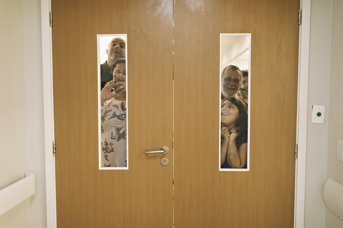 foto de parto, fotos na maternidade, parto, cesárea, nascimento, registro do nascimento, foto com emoção, registro do parto, perinatal da barra, parto com emoção, fotografia  de parto, nascimento, foto com emoção, parto emocionante, registro do parto