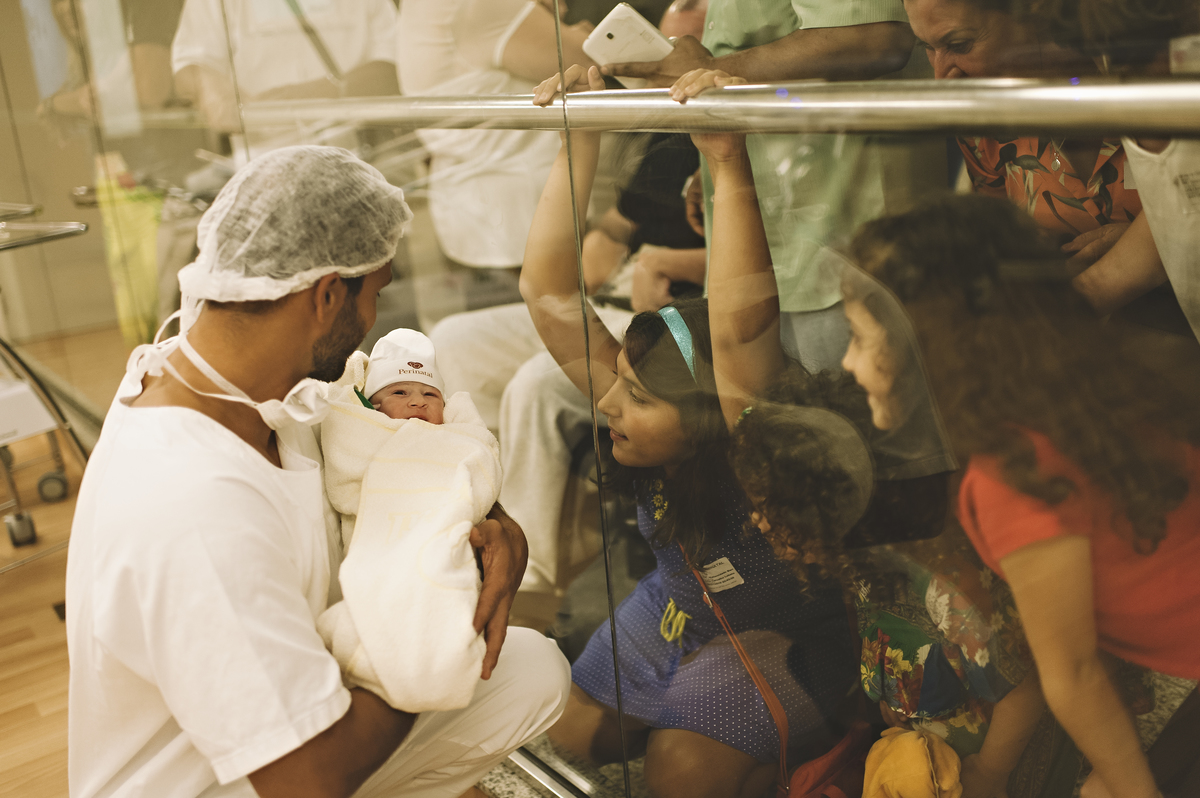 foto de parto, fotos na maternidade, parto, cesárea, nascimento, registro do nascimento, foto com emoção, registro do parto, perinatal da barra, parto com emoção, fotografia  de parto, nascimento, foto com emoção, parto emocionante, registro do parto