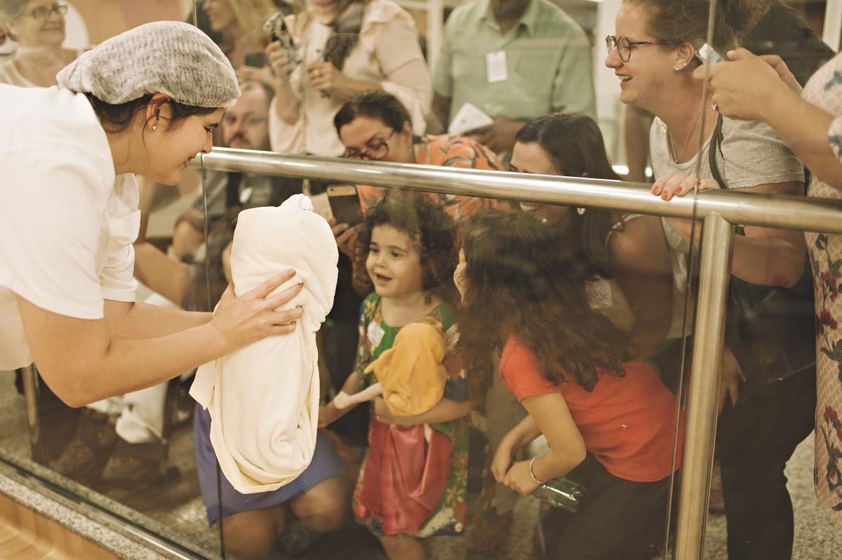 foto de parto, fotos na maternidade, parto, cesárea, nascimento, registro do nascimento, foto com emoção, registro do parto, perinatal da barra, parto com emoção, fotografia  de parto, nascimento, foto com emoção, parto emocionante, registro do parto