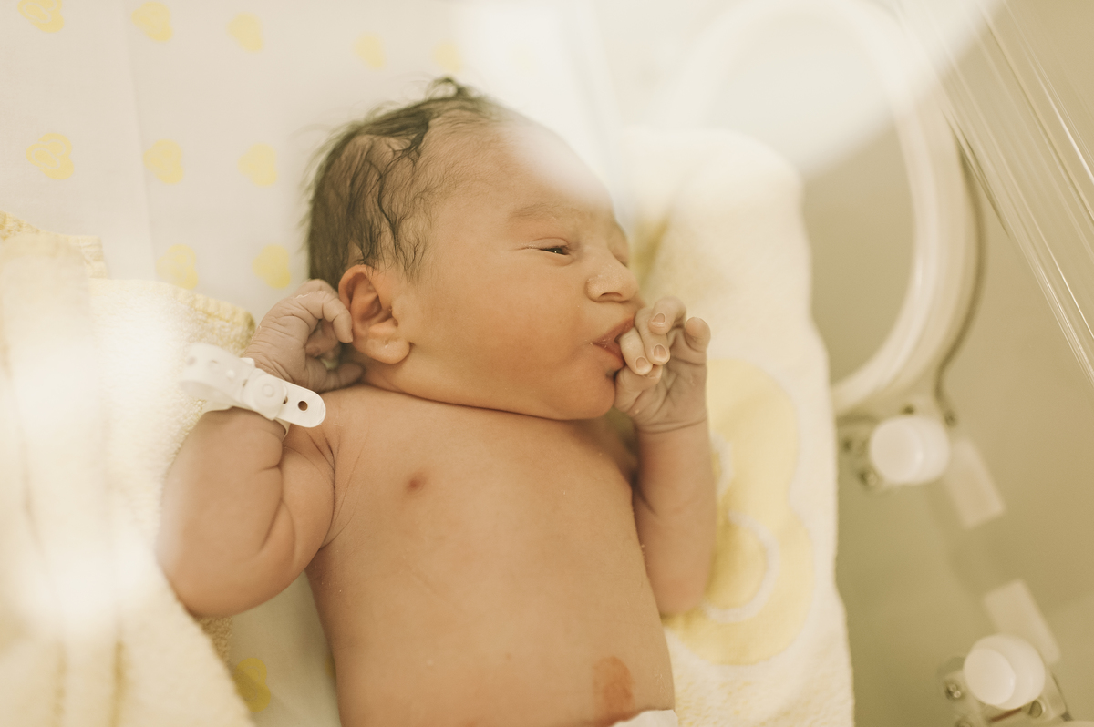 foto de parto, fotos na maternidade, parto, cesárea, nascimento, registro do nascimento, foto com emoção, registro do parto, perinatal da barra, parto com emoção, fotografia  de parto, nascimento, foto com emoção, parto emocionante, registro do parto