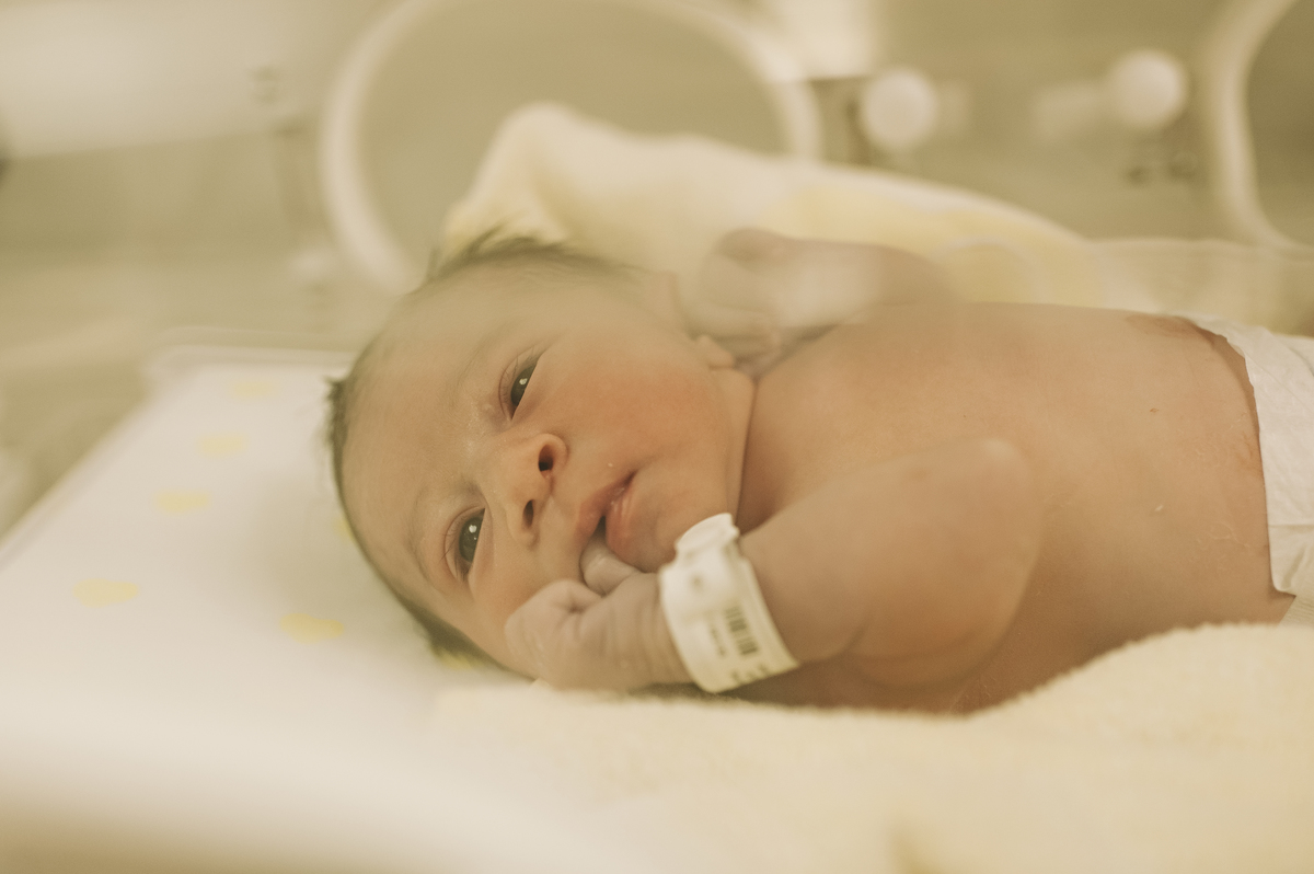 foto de parto, fotos na maternidade, parto, cesárea, nascimento, registro do nascimento, foto com emoção, registro do parto, perinatal da barra, parto com emoção, fotografia  de parto, nascimento, foto com emoção, parto emocionante, registro do parto