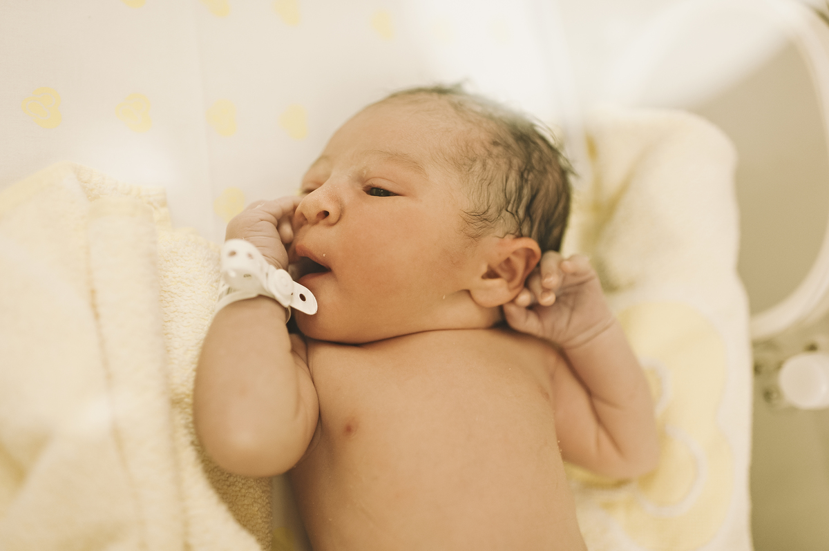 foto de parto, fotos na maternidade, parto, cesárea, nascimento, registro do nascimento, foto com emoção, registro do parto, perinatal da barra, parto com emoção, fotografia  de parto, nascimento, foto com emoção, parto emocionante, registro do parto