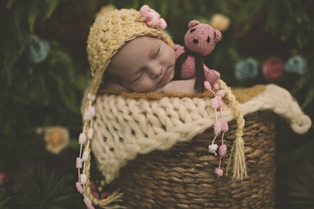 fotografia de recém-nascidos na barra da tijuca, ensaio newborn na barra da tijuca, newborn barra, foto de bebê barra, estúdio fotográfico para bebês na barra, rita rodrigues fotografia, barra tower offices, jardim secreto, estúdio com jardim na barra