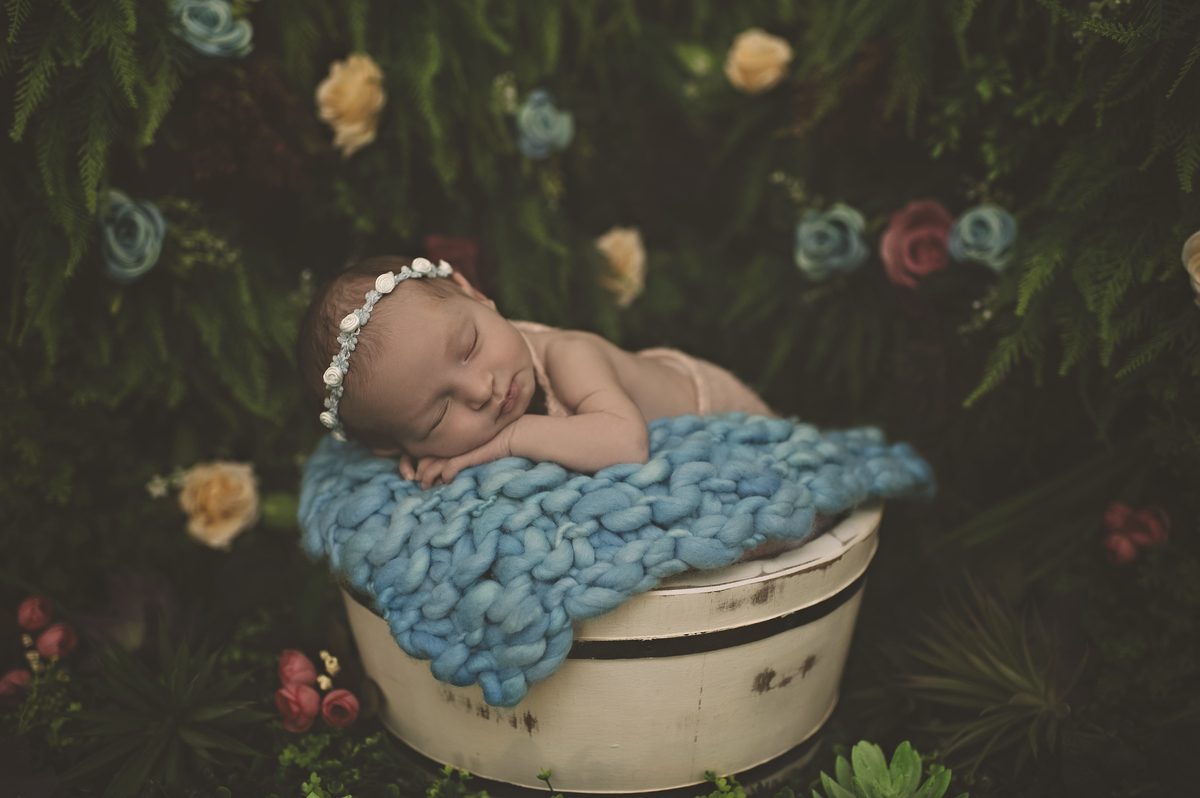 fotografia de recém-nascidos na barra da tijuca, ensaio newborn na barra da tijuca, newborn barra, foto de bebê barra, estúdio fotográfico para bebês na barra, rita rodrigues fotografia, barra tower offices, jardim secreto, estúdio com jardim na barra