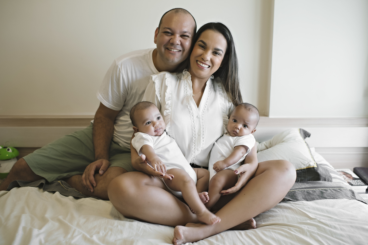 foto de bebê, ensaio de bebê, fotografia de bebê na barra da tijuca, ensaio lifestyle na barra da tijuca, barra da tijuca, foto bebê barra, ensaio de gêmeos, foto de gêmeos, foto de família, ensaio de família, rita rodrigues fotografia, barra da tijuca
