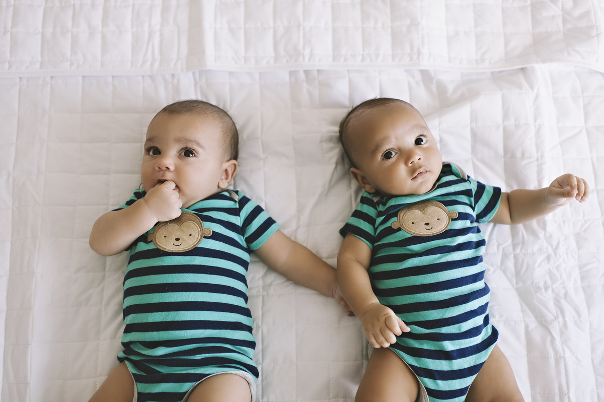 gêmeos, ensaio de gêmeos na barra da tijuca, foto de gêmeos barra da tijuca, barra da tijuca, acompanhamento trimestral de gêmeos, acompanhamento fotográfico de bebês barra da tijuca, foto de bebês barra da tijuca, ensaio de bebês barra da tijuca, 