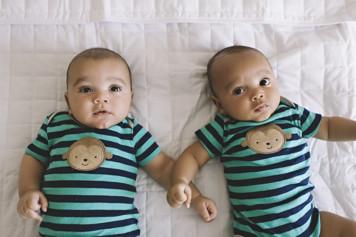 gêmeos, ensaio de gêmeos na barra da tijuca, foto de gêmeos barra da tijuca, barra da tijuca, acompanhamento trimestral de gêmeos, acompanhamento fotográfico de bebês barra da tijuca, foto de bebês barra da tijuca, ensaio de bebês barra da tijuca, 