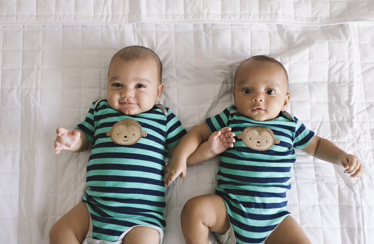 gêmeos, ensaio de gêmeos na barra da tijuca, foto de gêmeos barra da tijuca, barra da tijuca, acompanhamento trimestral de gêmeos, acompanhamento fotográfico de bebês barra da tijuca, foto de bebês barra da tijuca, ensaio de bebês barra da tijuca, 