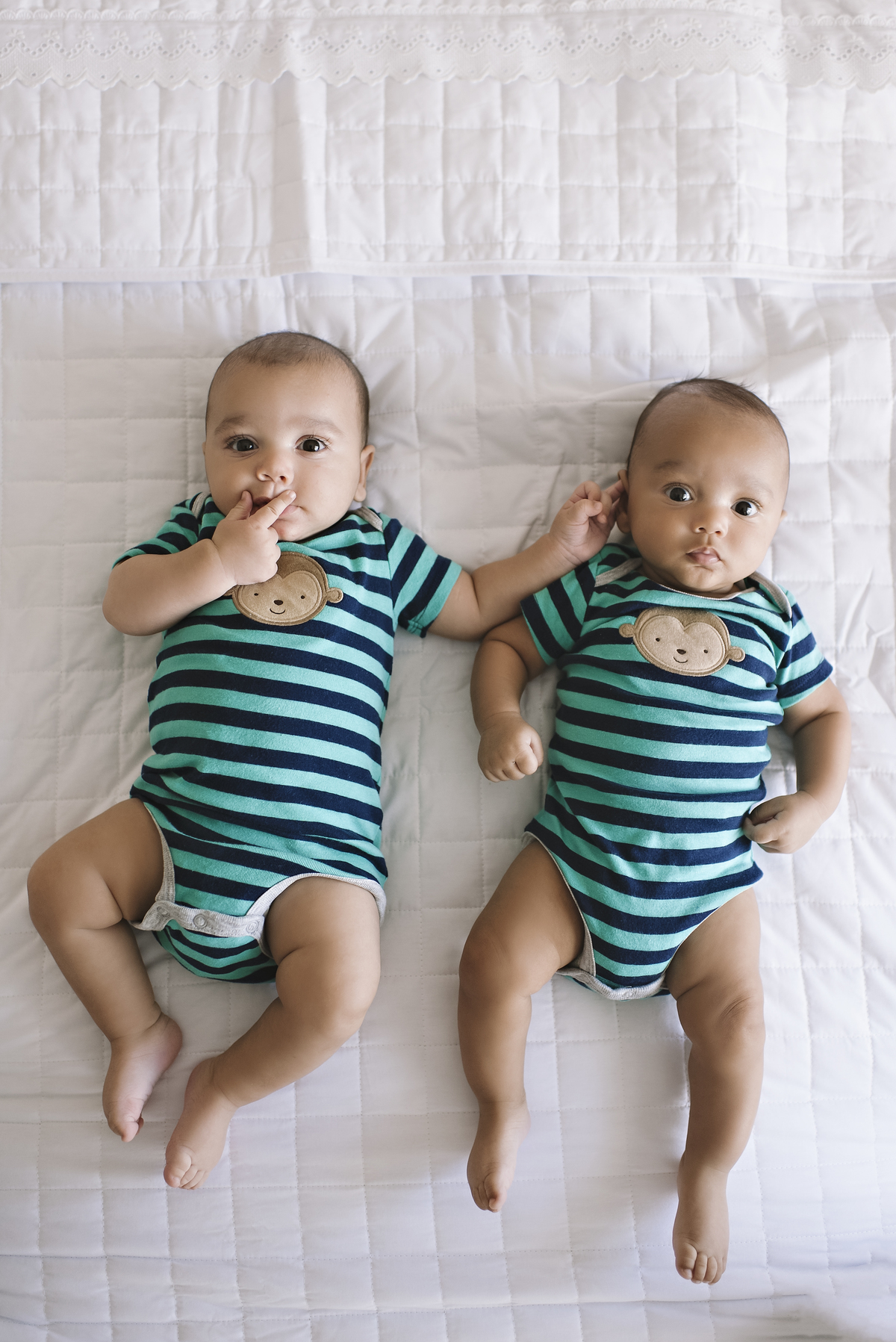 gêmeos, ensaio de gêmeos na barra da tijuca, foto de gêmeos barra da tijuca, barra da tijuca, acompanhamento trimestral de gêmeos, acompanhamento fotográfico de bebês barra da tijuca, foto de bebês barra da tijuca, ensaio de bebês barra da tijuca, 