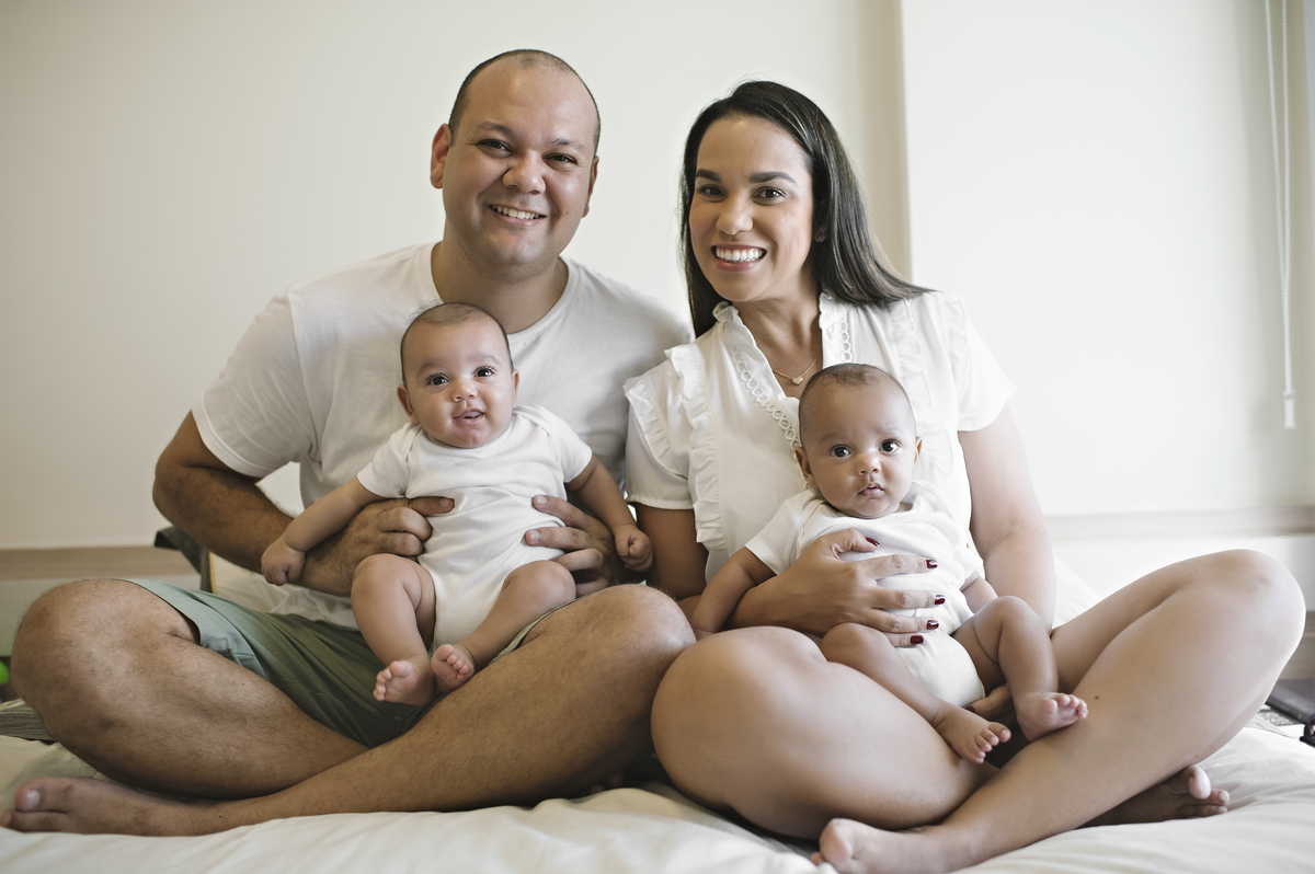 ensaio de família barra da tijuca, ensaio de bebê, foto de bebê, barra da tijuca, lifestyle, ensaio lifestyle, gêmeos, acompanhamento de bebês na barra da tijuca, acompanhamento trimestral, acompanhamento fotográfico de bebês, ensaio de gêmeos 