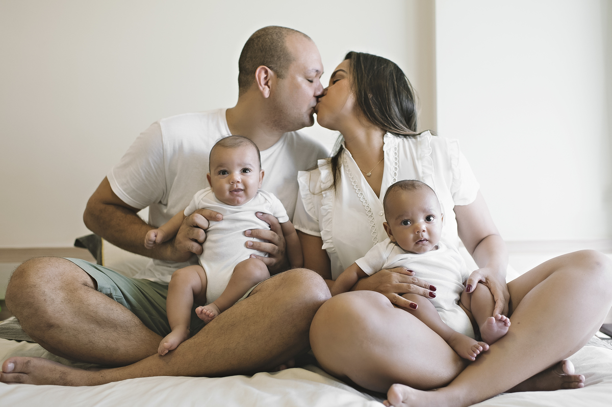 ensaio de família barra da tijuca, ensaio de bebê, foto de bebê, barra da tijuca, lifestyle, ensaio lifestyle, gêmeos, acompanhamento de bebês na barra da tijuca, acompanhamento trimestral, acompanhamento fotográfico de bebês, ensaio de gêmeos 