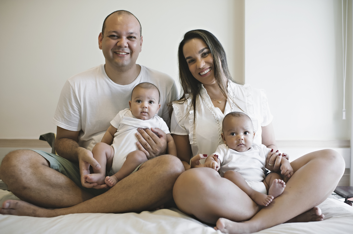 ensaio de família barra da tijuca, ensaio de bebê, foto de bebê, barra da tijuca, lifestyle, ensaio lifestyle, gêmeos, acompanhamento de bebês na barra da tijuca, acompanhamento trimestral, acompanhamento fotográfico de bebês, ensaio de gêmeos 