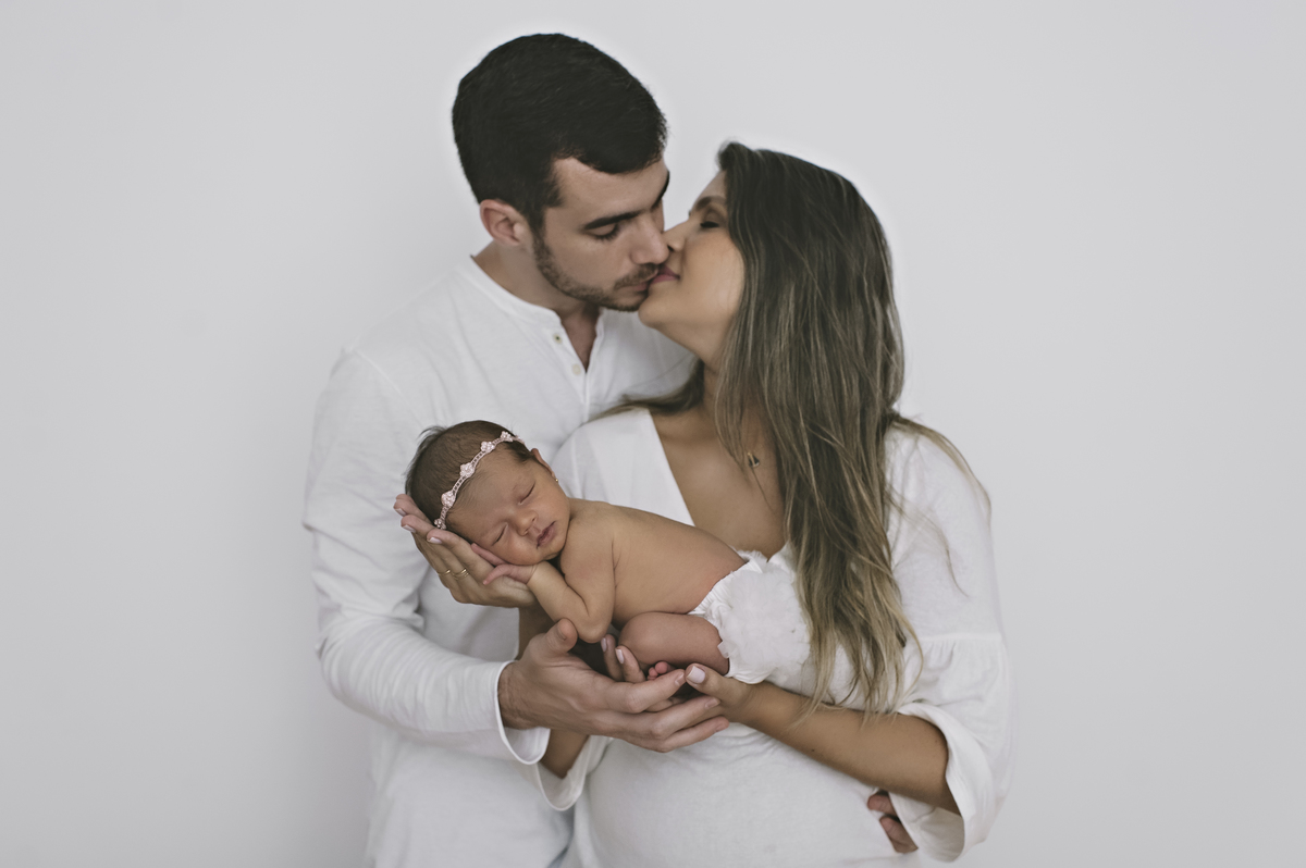 Foto newborn com os pais, foto de bebê com os pais, foto de recém-nascido com os pais, newborn barra da tijuca, ensaio newborn na barra da tijuca, fotografia de bebês, foto de bebês na barra da tijuca, estúdio fotográfico para bebês na barra da tijuca
