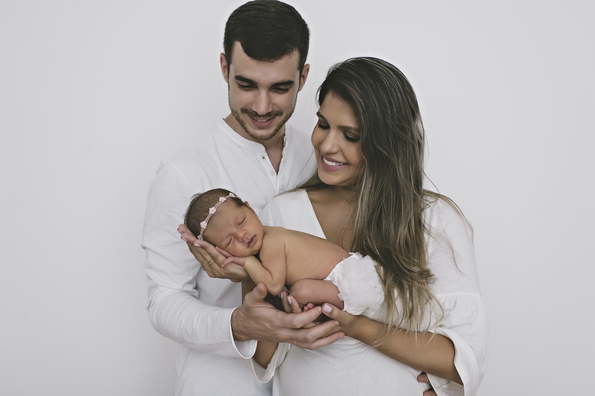 Foto newborn com os pais, foto de bebê com os pais, foto de recém-nascido com os pais, newborn barra da tijuca, ensaio newborn na barra da tijuca, fotografia de bebês, foto de bebês na barra da tijuca, estúdio fotográfico para bebês na barra da tijuca