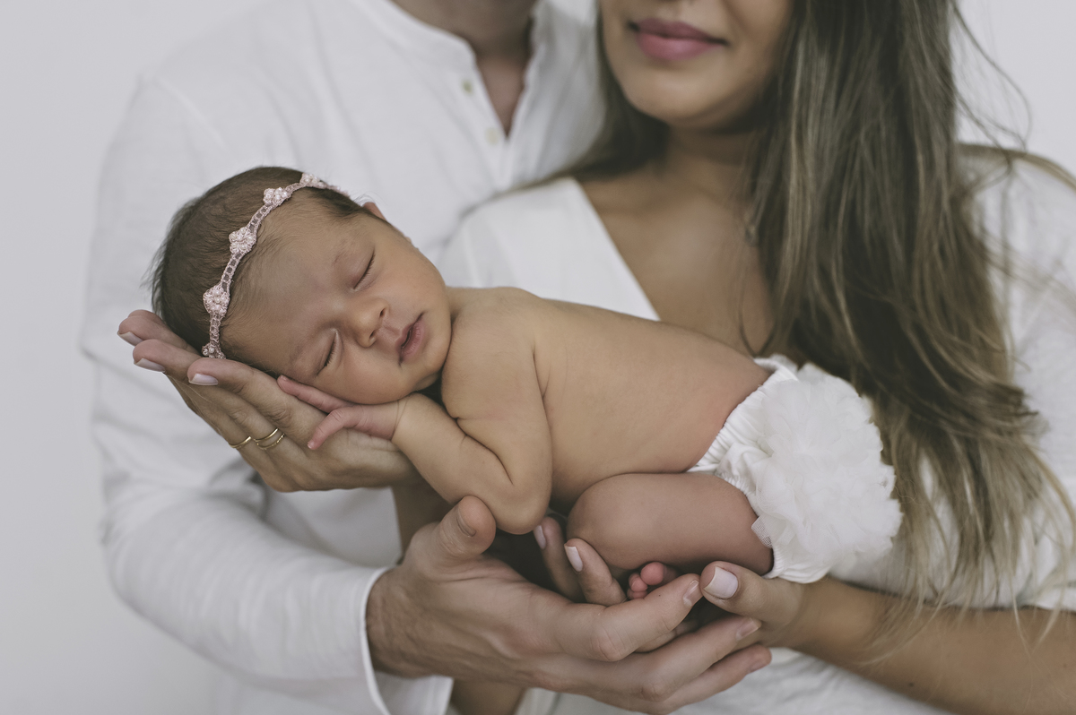 Foto newborn com os pais, foto de bebê com os pais, foto de recém-nascido com os pais, newborn barra da tijuca, ensaio newborn na barra da tijuca, fotografia de bebês, foto de bebês na barra da tijuca, estúdio fotográfico para bebês na barra da tijuca