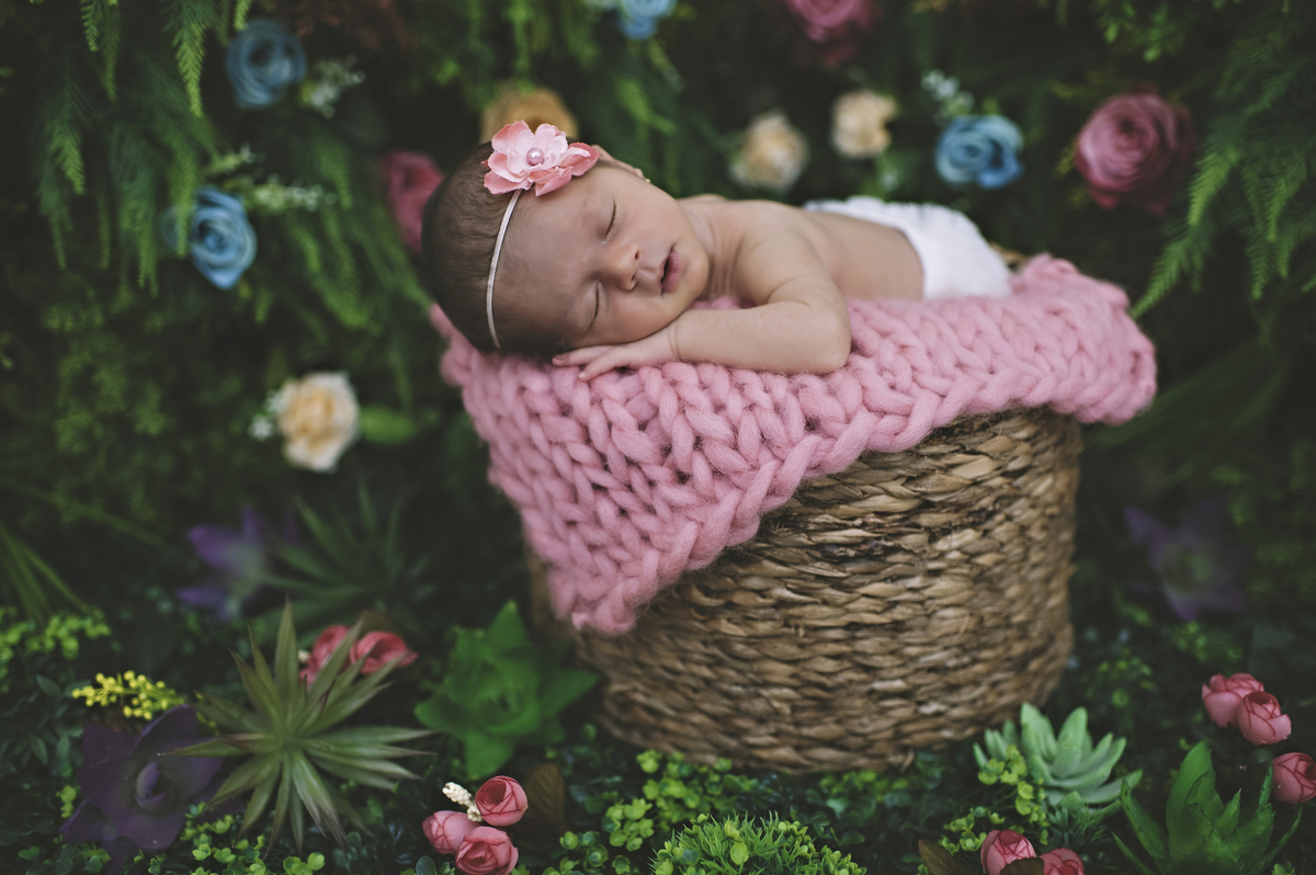 fotos newborn no jardim secreto, foto de bebê em jardim na barra da tijuca, newborn barra da tijuca, estúdio fotográfico na barra da tijuca, fotos de recém- nascidos, rita rodrigues fotografia, foto newborn, fotografia de bebês, book infantil, Barra