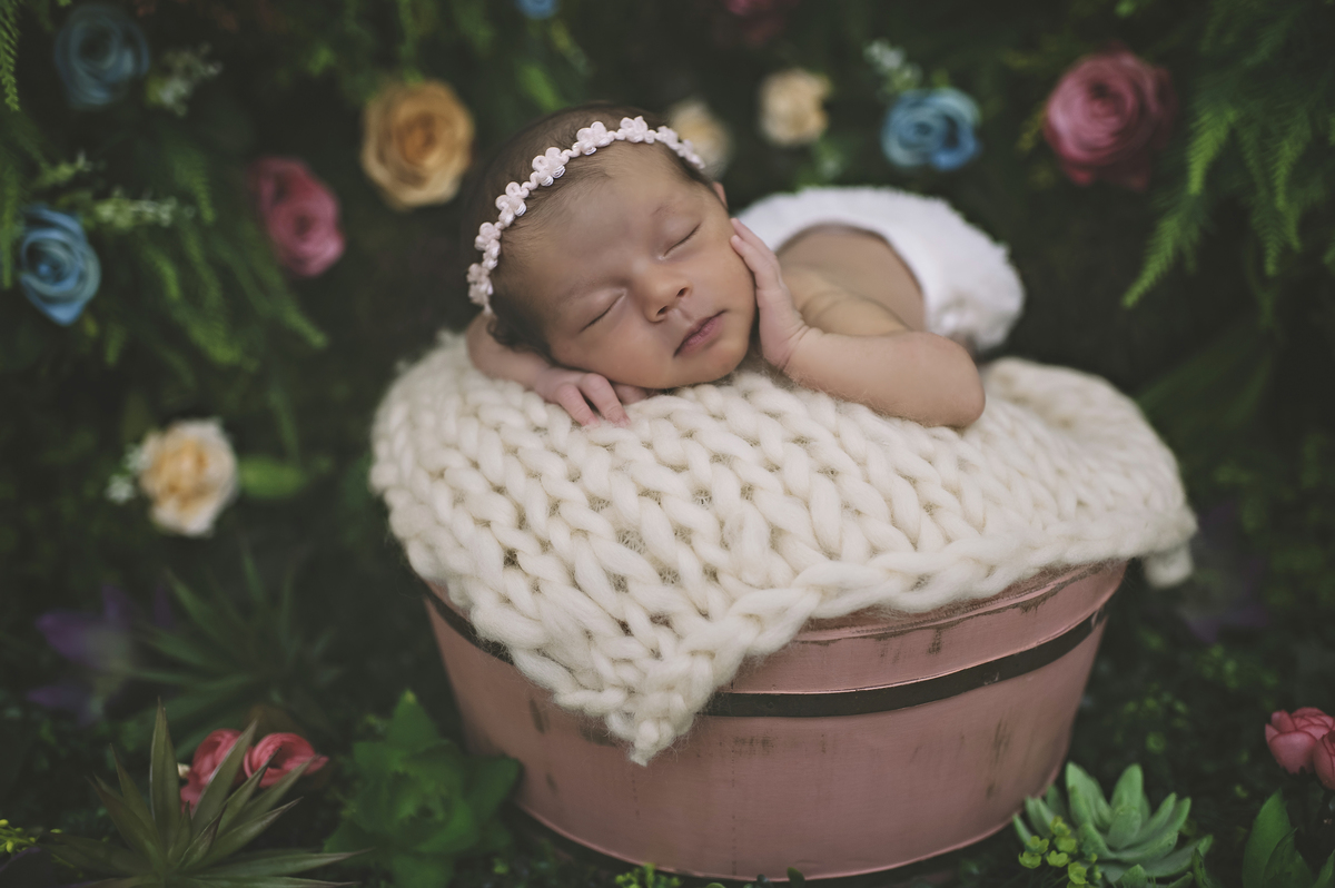 fotos newborn no jardim secreto, foto de bebê em jardim na barra da tijuca, newborn barra da tijuca, estúdio fotográfico na barra da tijuca, fotos de recém- nascidos, rita rodrigues fotografia, foto newborn, fotografia de bebês, book infantil, Barra