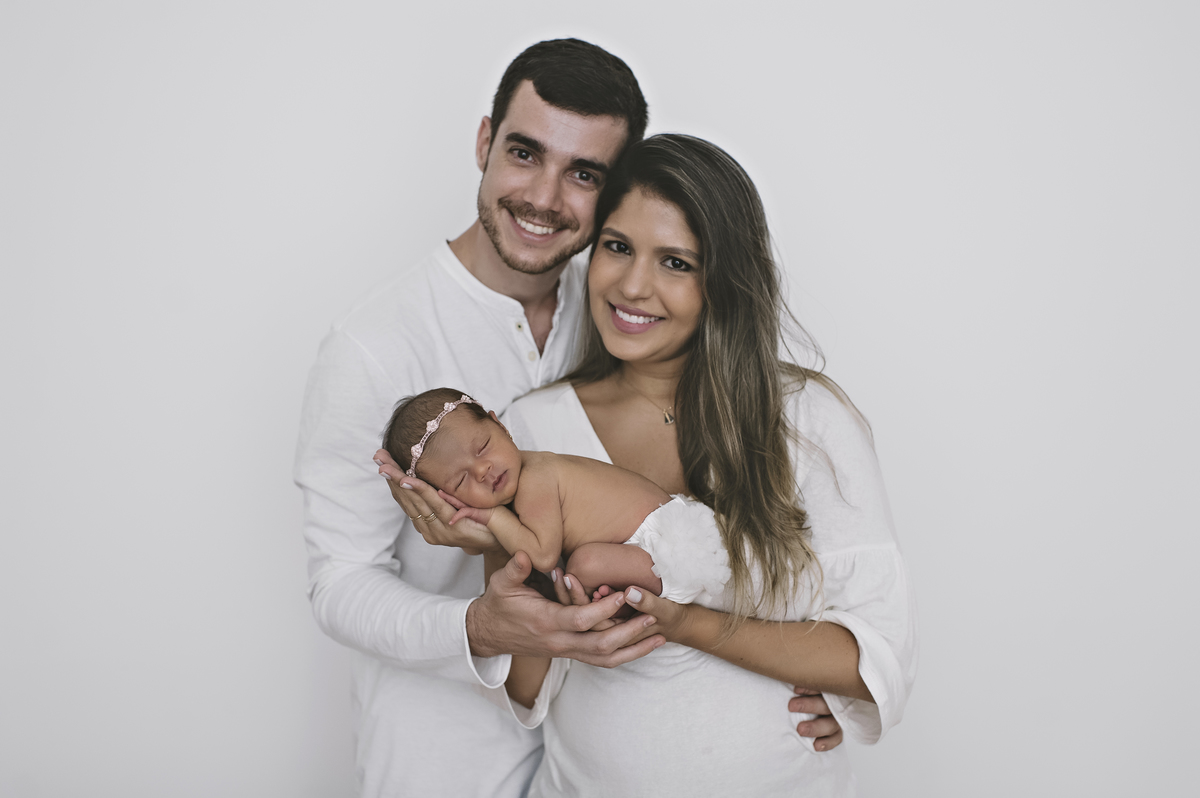 Foto newborn com os pais, foto de bebê com os pais, foto de recém-nascido com os pais, newborn barra da tijuca, ensaio newborn na barra da tijuca, fotografia de bebês, foto de bebês na barra da tijuca, estúdio fotográfico para bebês na barra da tijuca