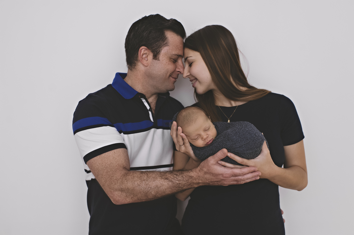 ensaio newborn barra da tijuca, rita rodrigues fotografia de bebês, foto de bebê com os pais, estúdio infantil na barra da tijuca, book infantil, fotografia newborn, foto de bebê na barra da tijuca, foto de recém-nascido na barra da tijuca, book infantil