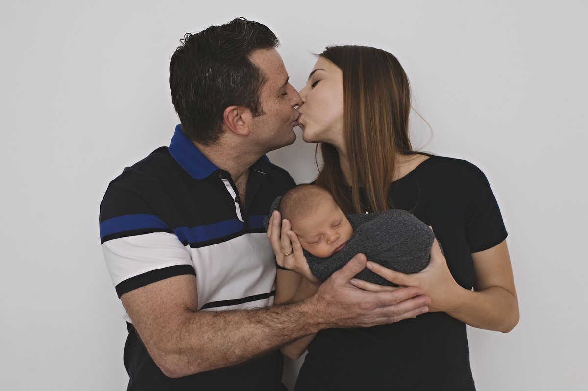 ensaio newborn barra da tijuca, rita rodrigues fotografia de bebês, foto de bebê com os pais, estúdio infantil na barra da tijuca, book infantil, fotografia newborn, foto de bebê na barra da tijuca, foto de recém-nascido na barra da tijuca, book infantil