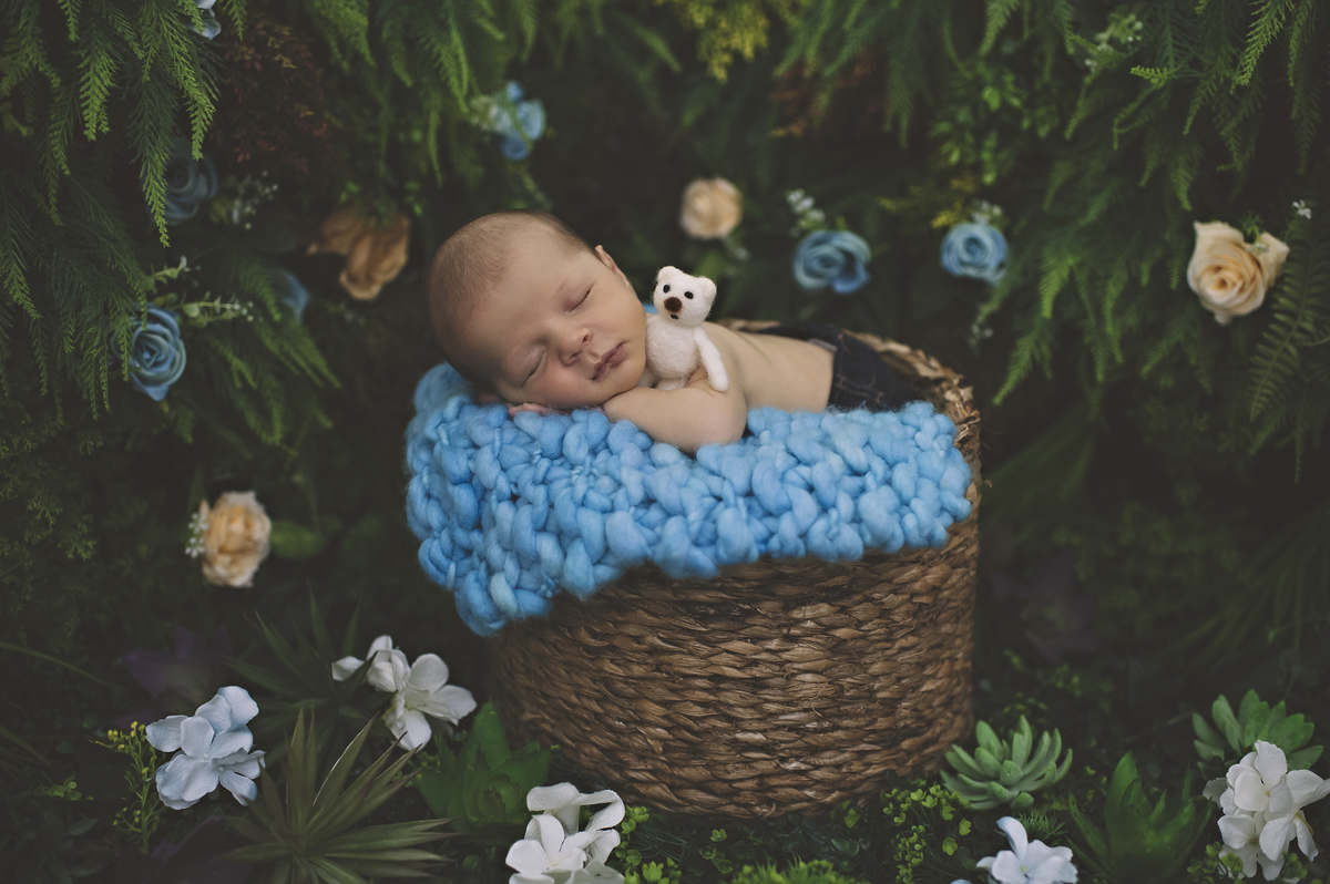 foto de bebê no jardim secreto, jardim secreto rita rodrigues fotografia, ensaio newborn barra da tijuca, ensaio newborn rita rodrigues na barra da tijuca, estúdio newborn na barra da tijuca, foto de bebê, fotografai de bebê, foto de recém-nascido barra 