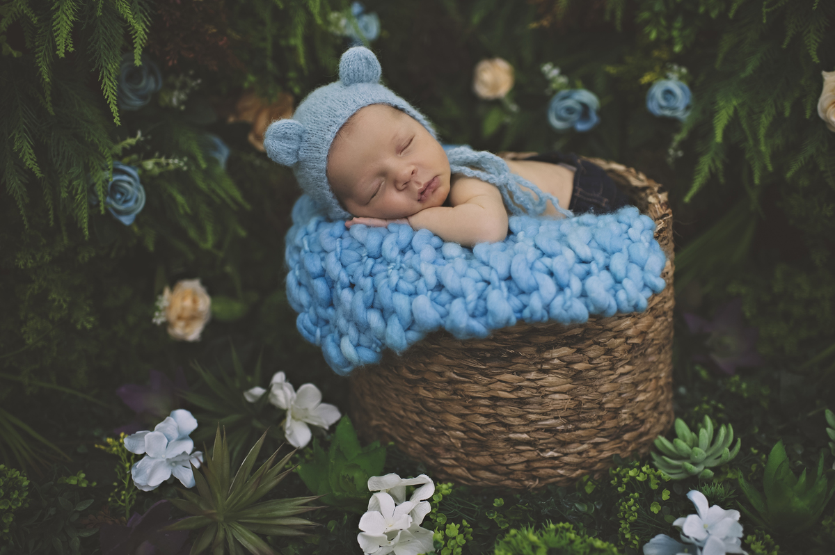 foto de bebê no jardim secreto, jardim secreto rita rodrigues fotografia, ensaio newborn barra da tijuca, ensaio newborn rita rodrigues na barra da tijuca, estúdio newborn na barra da tijuca, foto de bebê, fotografai de bebê, foto de recém-nascido barra