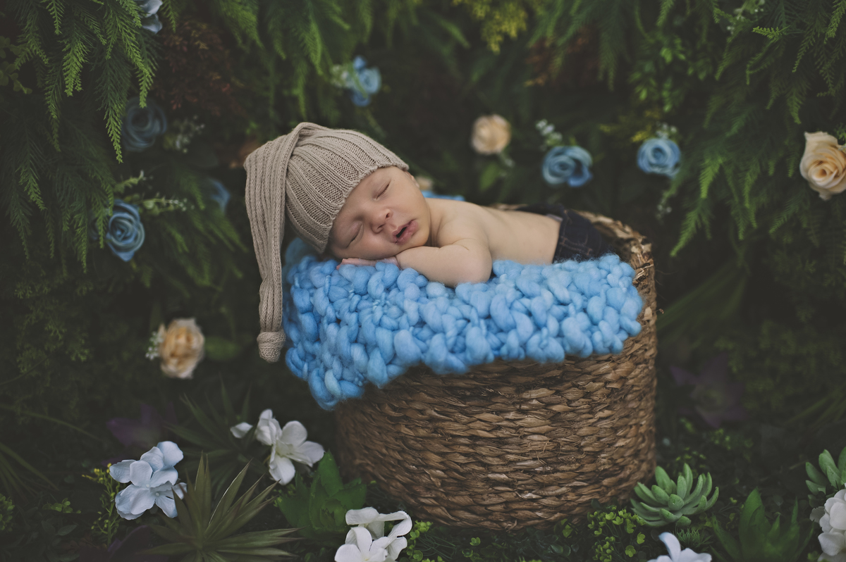 foto de bebê no jardim secreto, jardim secreto rita rodrigues fotografia, ensaio newborn barra da tijuca, ensaio newborn rita rodrigues na barra da tijuca, estúdio newborn na barra da tijuca, foto de bebê, fotografai de bebê, foto de recém-nascido barra