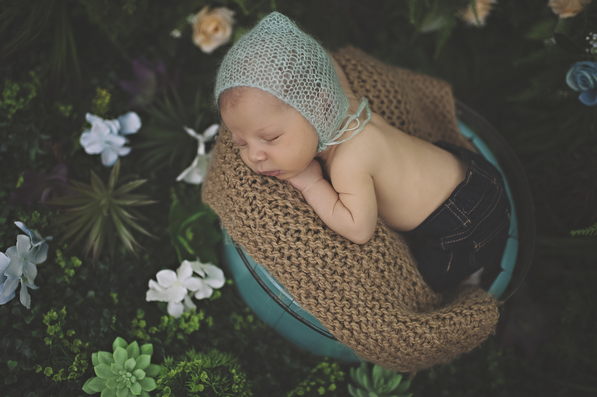 foto de bebê no jardim secreto, jardim secreto rita rodrigues fotografia, ensaio newborn barra da tijuca, ensaio newborn rita rodrigues na barra da tijuca, estúdio newborn na barra da tijuca, foto de bebê, fotografai de bebê, foto de recém-nascido barra