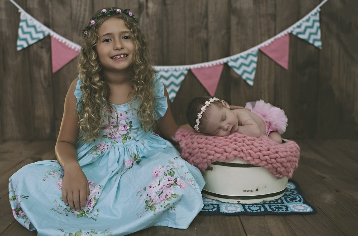 newborn com irmã, foto de recém-nascido com irmão, newborn barra da tijuca, ensaio newborn, foto de irmãos, fotografia de bebê em estúdio na barra, foto de recém-nascido na barra da tijuca, book infantil, newborn rio de janeiro, recreio dos bandeirantes