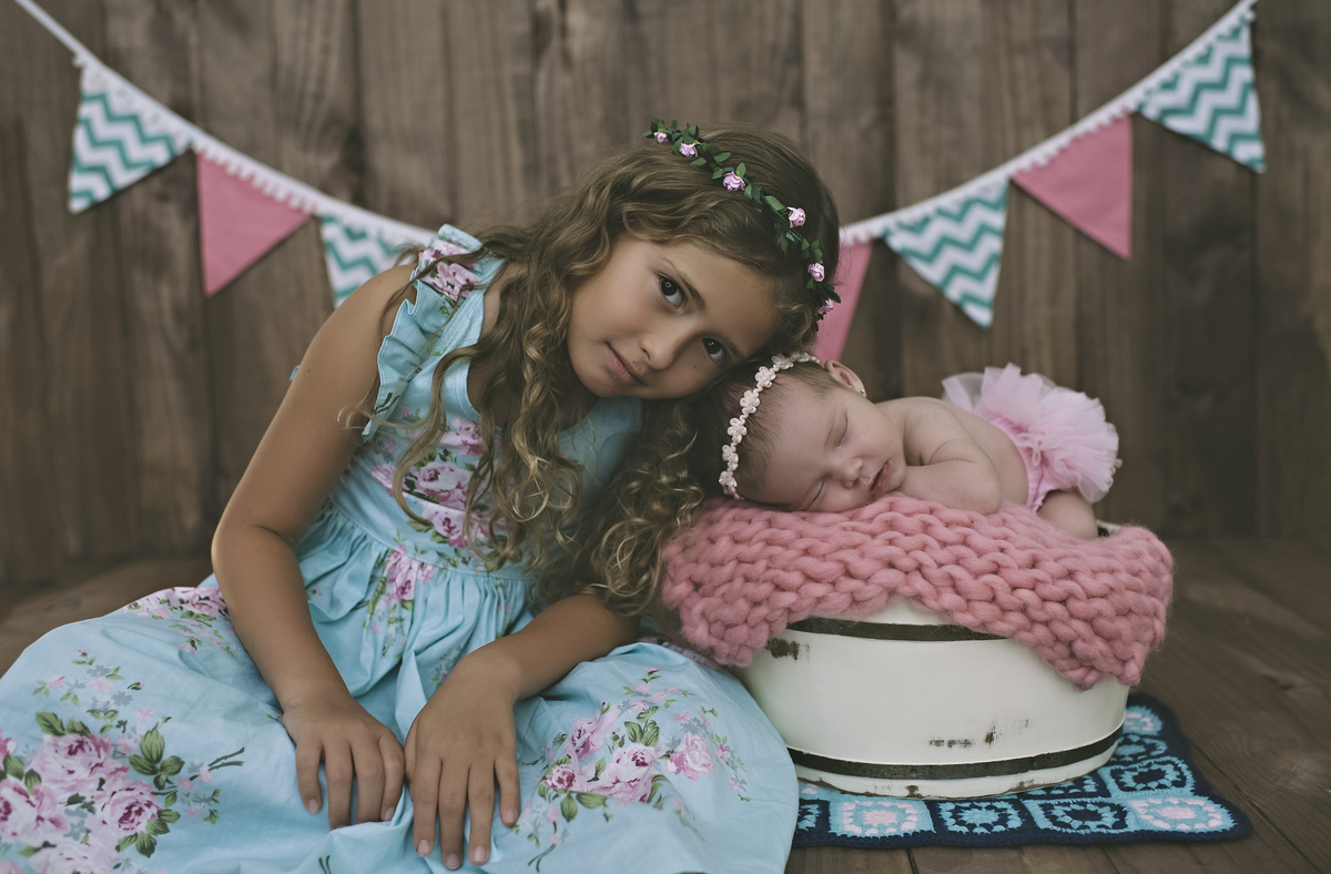 newborn com irmã, foto de recém-nascido com irmão, newborn barra da tijuca, ensaio newborn, foto de irmãos, fotografia de bebê em estúdio na barra, foto de recém-nascido na barra da tijuca, book infantil, newborn rio de janeiro, recreio dos bandeirantes