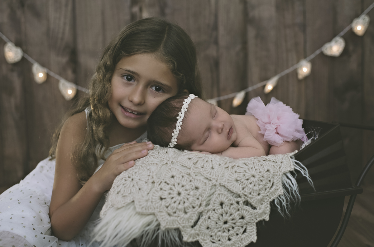 newborn com irmã, foto de recém-nascido com irmão, newborn barra da tijuca, ensaio newborn, foto de irmãos, fotografia de bebê em estúdio na barra, foto de recém-nascido na barra da tijuca, book infantil, newborn rio de janeiro, recreio dos bandeirantes