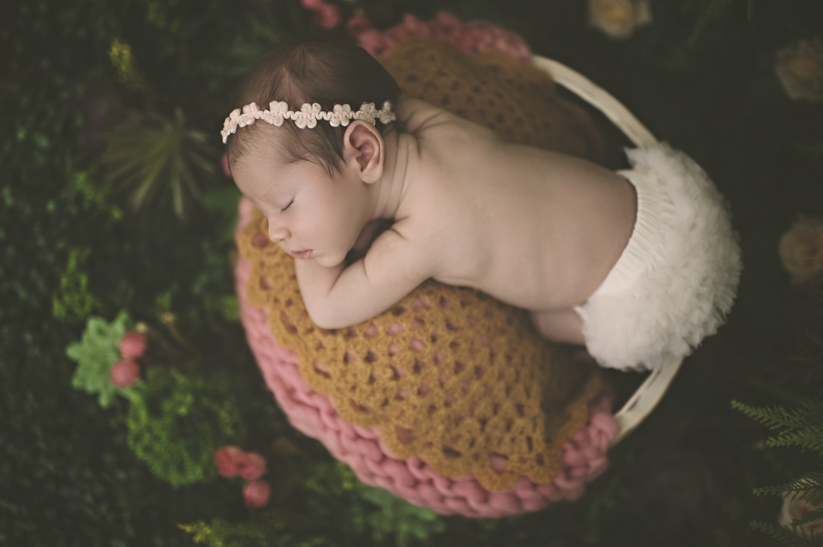 newborn barra da tijuca, ensaio newborn barra da tijuca, foto de bebê no jardim, jardim secreto, eu que fiz, newborn no jardim, estúdio fotográfico na barra da tijuca, embaixadora da ABFRN no Rio de janeiro, Barra Tower Offices, rita rodrigues fotografia