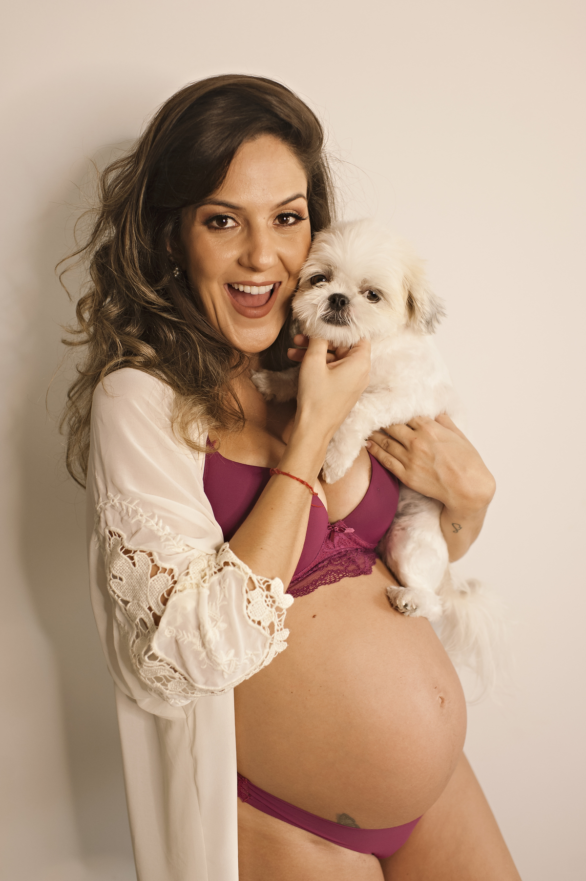 gestante niteroi, gestante barra da tijuca, gestante recreio, gestante em casa, foto de gestante com pet, foto de gestante com cachorro, foto de gestante de lingerie, ensaio sensual de gestante, ensaio de gestante com classe, gestante por Rita Rodrigues