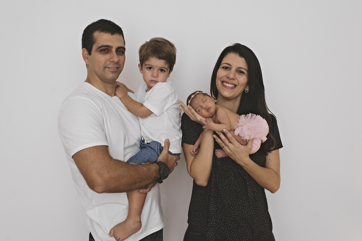 ensaio newborn, newborn, barra da tijuca, rita rodrigues fotografia, abfrn, embaixadora da ABFRN, segurança em primeiro lugar, fotografia newborn, foto de recém-nascido, estúdio na barra da tijuca, rita kessler, mãe de casal, foto de família, irmãos