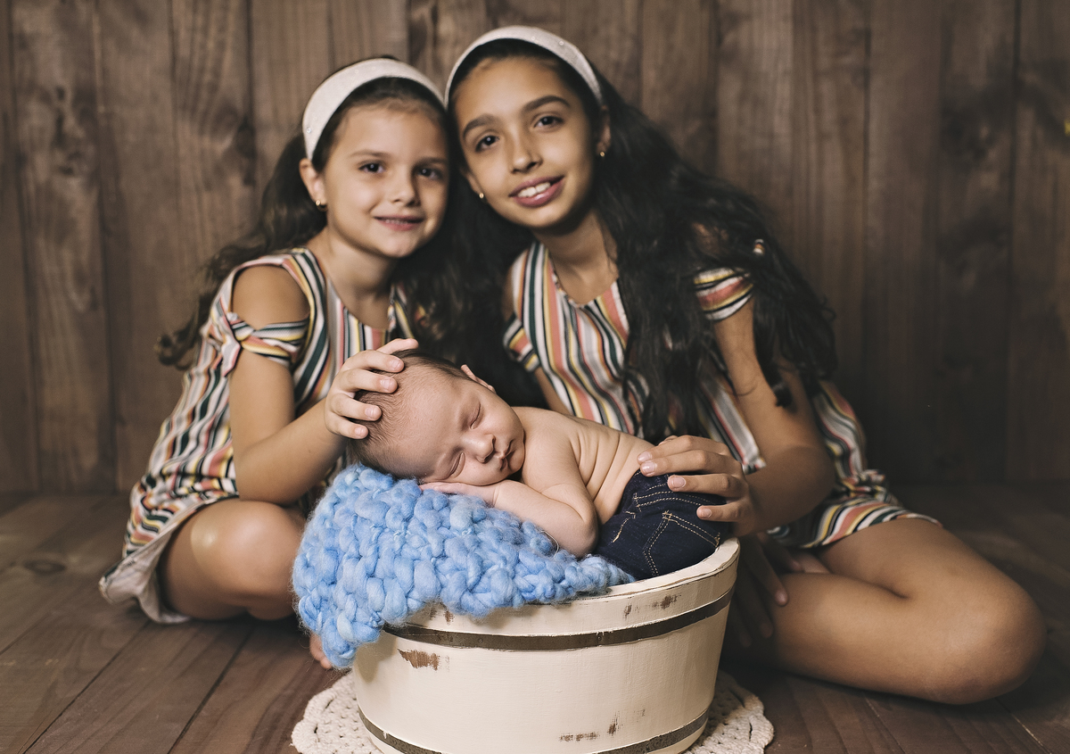 Ensaio newborn, foto newborn, foto de bebê, barra da tijuca, estúdio na barra da tijuca, fotografia newborn, foto de recém-nascido, newborn barra, barra tower offices, rita rodrigues fotografia, rita kessler, abfrn, newborn com segurança, amor de irmãos