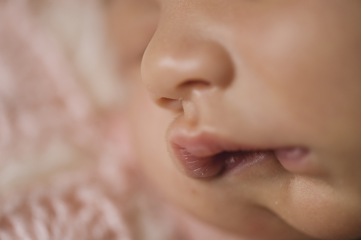 Newborn barra da tijuca, ensaio de recém-nascido, foto newborn, foto de recém-nascido, book de bebê, fotografia newborn barra, estúdio newborn na barra da tijuca, fotógrafa newborn, abfrn, album de bebê, fotografa experiente, foto macro, detalhes, bebê