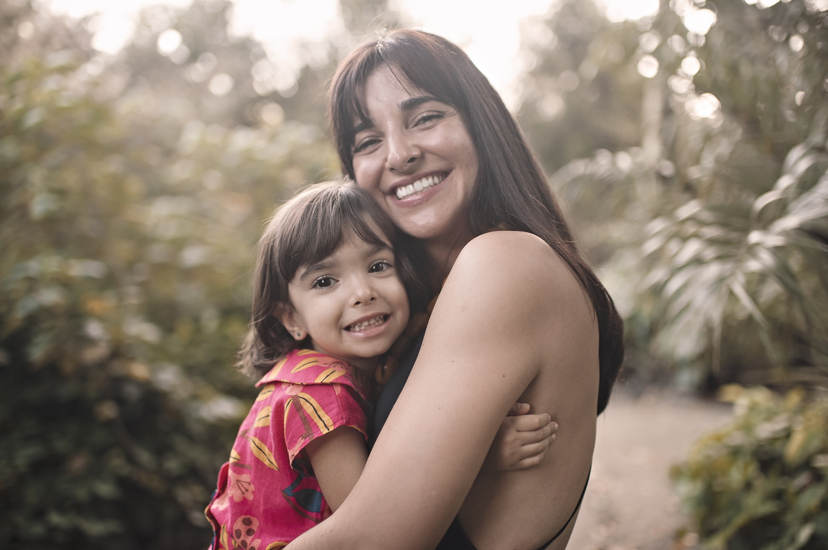 ensaio externo, mãe e filha, foto externa, amor de mãe, ensaio de família, foto ao ar livre, rita rodrigues fotografia, barra da tijuca,  foto de bebê, ensaio mãe e filha, foto de criança, foto de família