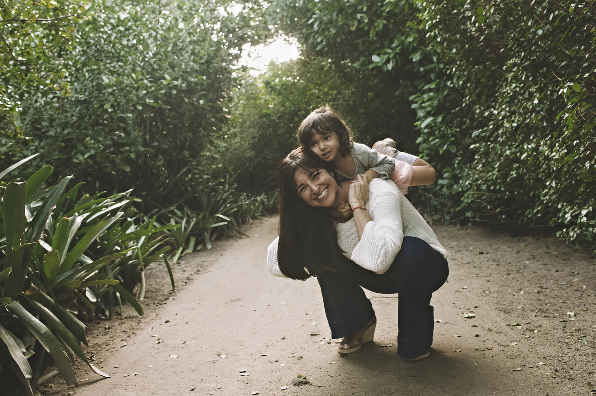 ensaio externo, mãe e filha, foto externa, amor de mãe, ensaio de família, foto ao ar livre, rita rodrigues fotografia, barra da tijuca,  foto de bebê, ensaio mãe e filha, foto de criança, foto de família