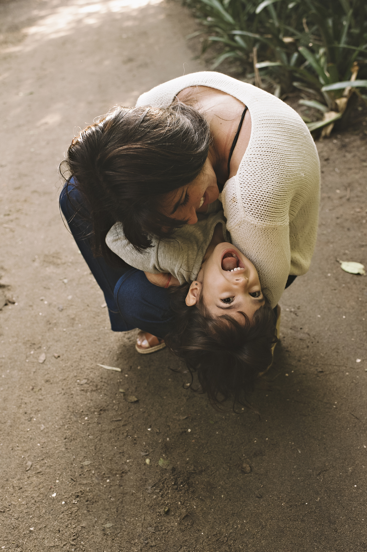 ensaio externo, mãe e filha, foto externa, amor de mãe, ensaio de família, foto ao ar livre, rita rodrigues fotografia, barra da tijuca,  foto de bebê, ensaio mãe e filha, foto de criança, foto de família