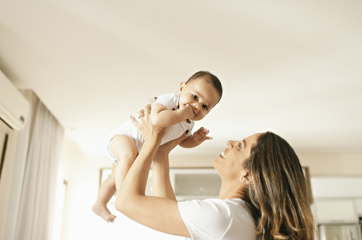 foto de bebê, acompanhamento fotográfico de bebês, ensaio lifestyle, melhor fotógrafa newborn do Rio, embaixadora da ABFRN no Rio de Janeiro, fotografia infantil, acompanhamento quadrimestral, acompanhamento trimestral, fotografia infantil na barra 