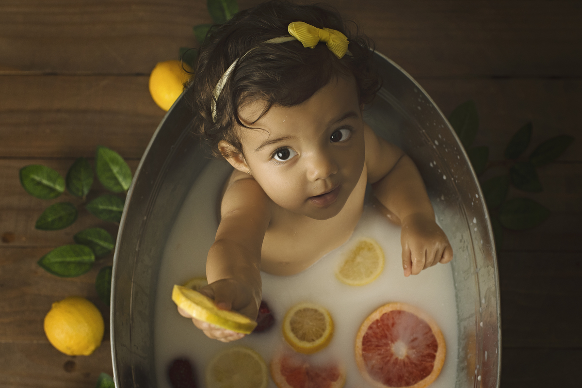 milk bath, barra da tijuca, ensaio do banho, banho de leite, banho de bebê, foto de bebê, barra da tijuca, fotografia newborn, fotografia infantil, sessão splash, sessão de banho de leite, banho com frutas, banho com flores, melhor fotógrafa do Rio