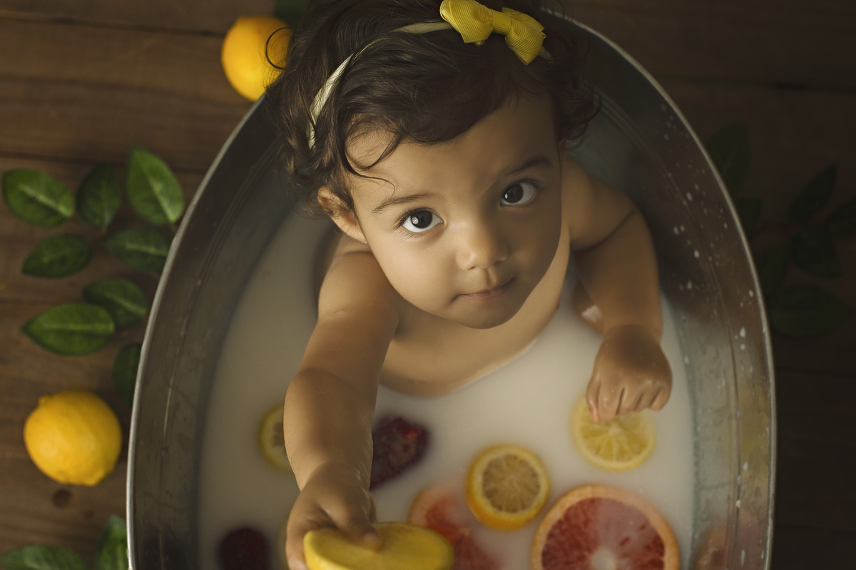 milk bath, barra da tijuca, ensaio do banho, banho de leite, banho de bebê, foto de bebê, barra da tijuca, fotografia newborn, fotografia infantil, sessão splash, sessão de banho de leite, banho com frutas, banho com flores, melhor fotógrafa do Rio