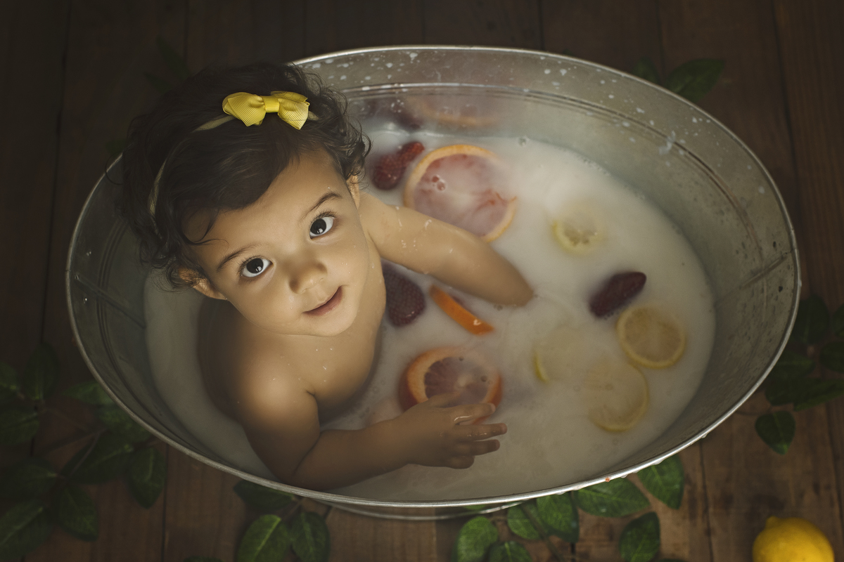 milk bath, barra da tijuca, ensaio do banho, banho de leite, banho de bebê, foto de bebê, barra da tijuca, fotografia newborn, fotografia infantil, sessão splash, sessão de banho de leite, banho com frutas, banho com flores, melhor fotógrafa do Rio