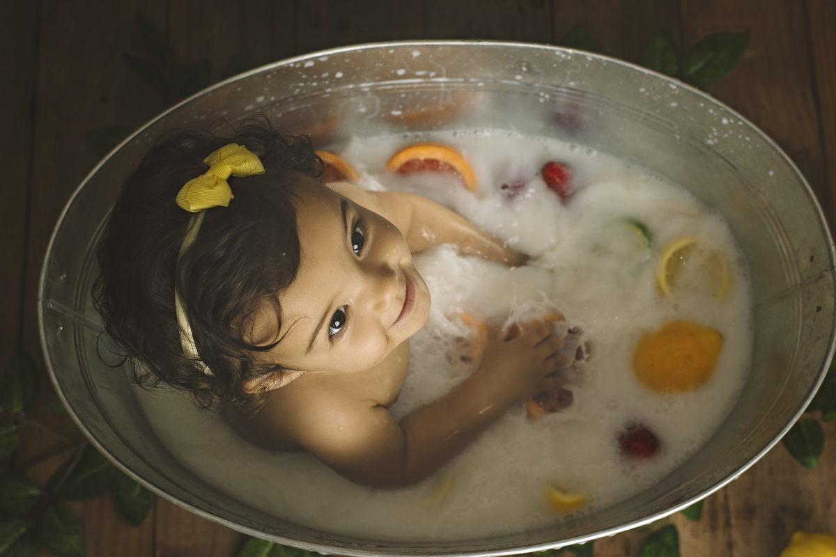 milk bath, barra da tijuca, ensaio do banho, banho de leite, banho de bebê, foto de bebê, barra da tijuca, fotografia newborn, fotografia infantil, sessão splash, sessão de banho de leite, banho com frutas, banho com flores, melhor fotógrafa do Rio