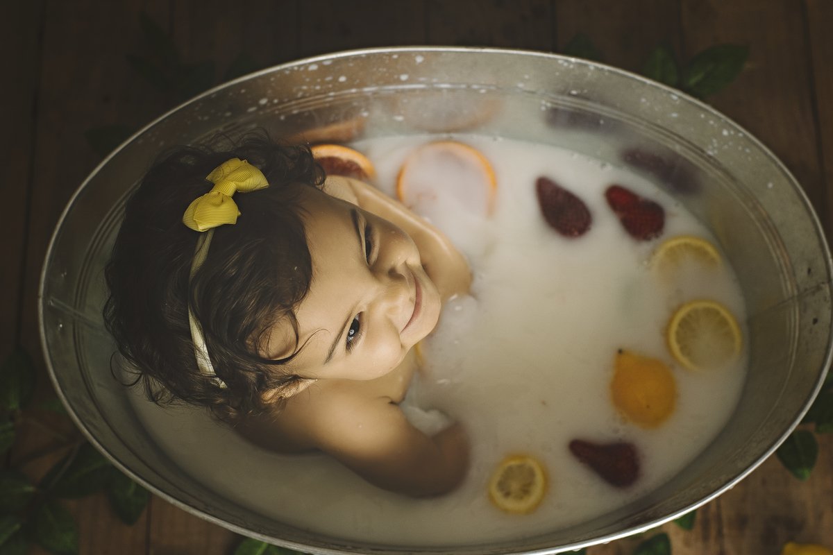 milk bath, barra da tijuca, ensaio do banho, banho de leite, banho de bebê, foto de bebê, barra da tijuca, fotografia newborn, fotografia infantil, sessão splash, sessão de banho de leite, banho com frutas, banho com flores, melhor fotógrafa do Rio