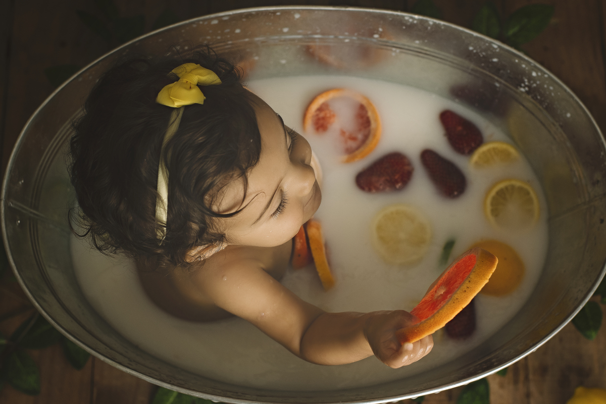 milk bath, barra da tijuca, ensaio do banho, banho de leite, banho de bebê, foto de bebê, barra da tijuca, fotografia newborn, fotografia infantil, sessão splash, sessão de banho de leite, banho com frutas, banho com flores, melhor fotógrafa do Rio